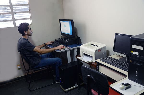 Homem no computador
